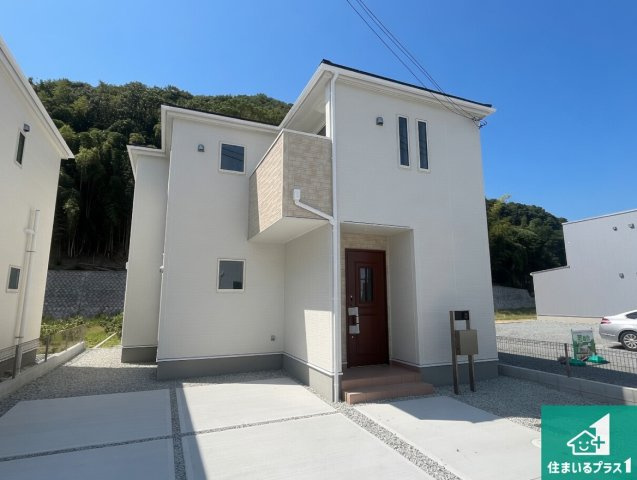 姫路市西庄　第3期　新築一戸建ての外観|安心の10年保証！外観を美しく保ち、雨水で汚れを落とします！気になることがありましたら、お気軽にお問い合わせください！シンプルなトイレは落ち着く空間！お手入れも簡単です！