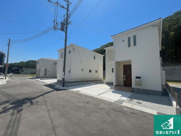 姫路市西庄　第3期　新築一戸建ての前面道路含む現地写真|周辺は閑静な住宅街！前面道路広々で車の出し入れも便利です。駐車が苦手な方でも安心して車庫入れできます！