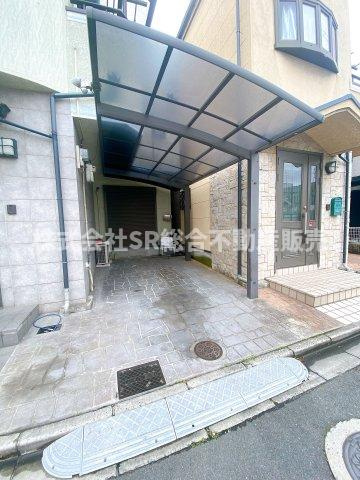 大蓮北3丁目中古戸建の駐車場|カーポート付きの駐車場は大型車も駐車可能！リビングと行き来でき便利です♪