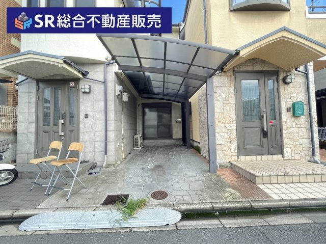 大蓮北3丁目中古戸建の駐車場|カーポート付きの駐車場は大型車も駐車可能！リビングと行き来でき便利です♪