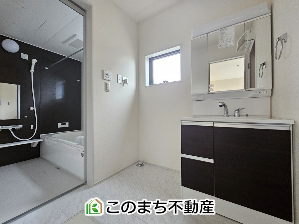 LiveleGarden.S上三川町上三川第11の洗面所|シャンプードレッサーで朝の身支度♪伸びるホースでお掃除も簡単清潔です！