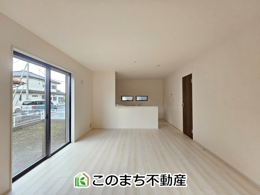 LiveleGarden.S上三川町上三川第11の居間・リビング|大きな窓で明るいリビングです！家具を置いても十分なゆとりがございます☆