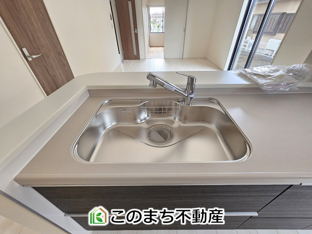 LiveleGarden.S上三川町上三川第11のキッチン|ビルトイン型浄水器を内蔵したキッチン水栓。お米を研いだり、野菜を洗ったりするときなど用途に応じてワンタッチで浄水に切り替えが可能です。カートリッジ式なので、フィルターを簡単に交換する事が出来ます。