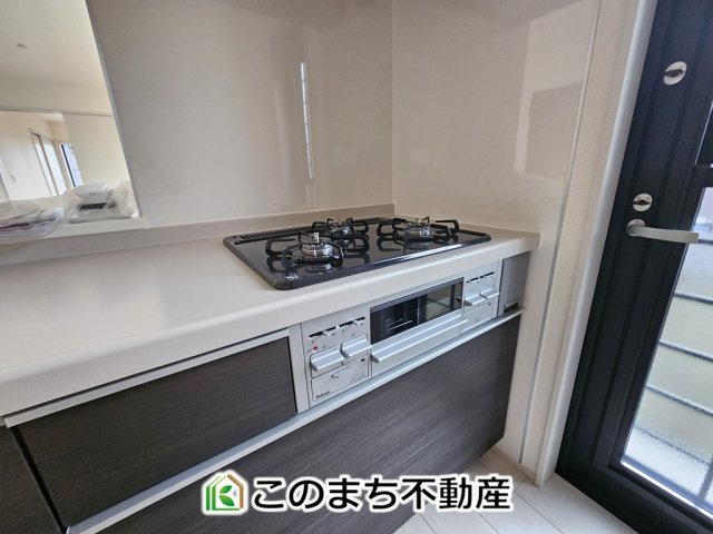 LiveleGarden.S上三川町上三川第11のキッチン|三ツ口コンロ採用で、同時調理もスムーズ◎！お料理を並べられるカウンター付きで、配膳・片付けをサポート！リビングで過ごすご家族とコミュニケーションを楽しみながら作業可能です♪