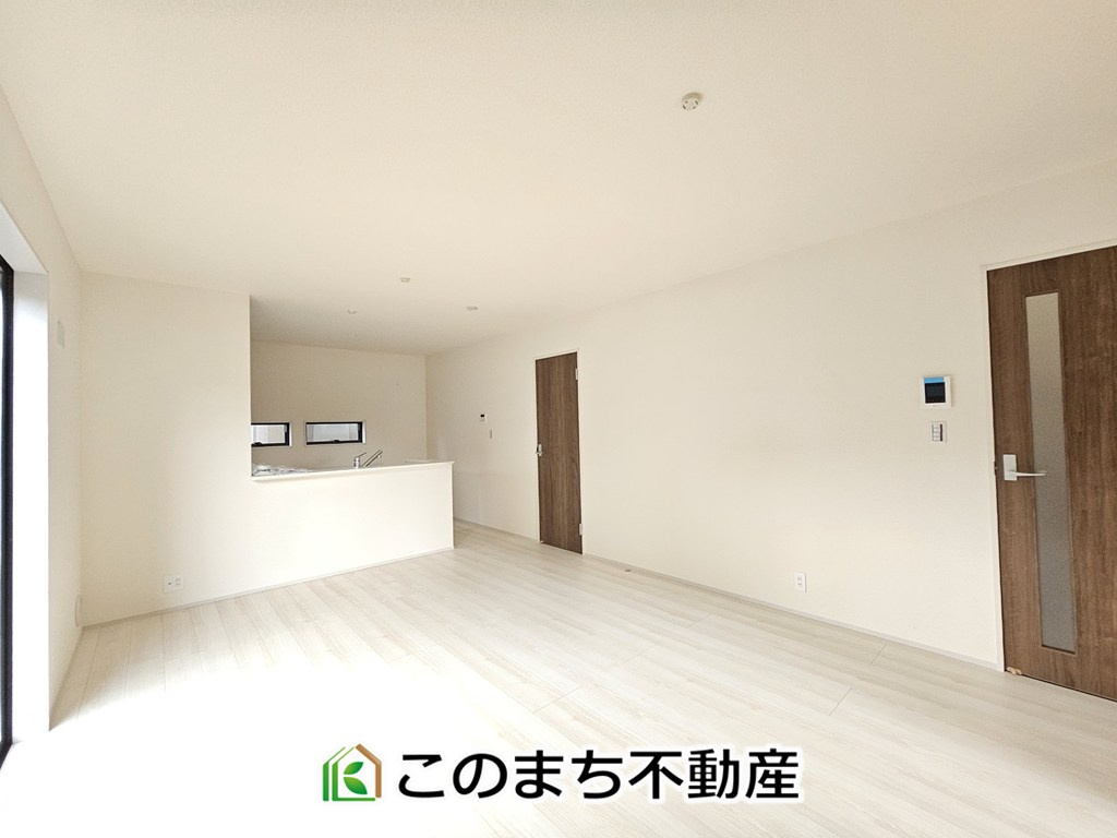 LiveleGarden.S上三川町上三川第11の居間・リビング|開放感のある広々としたリビング☆家族みんなでゆったりくつろげます♪
南側から暖かな日差しが差し込みます♪キッチンからリビングの様子がよく見渡せます☆
