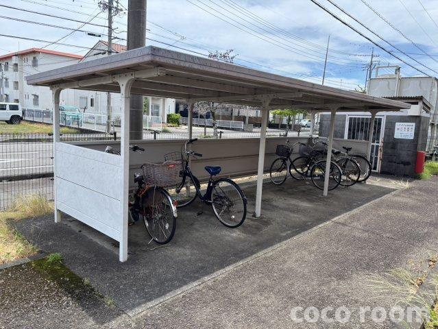 アルバⅡの駐車場