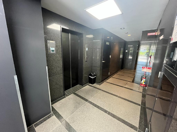 大阪市西区新町３丁目の事務所のエントランス