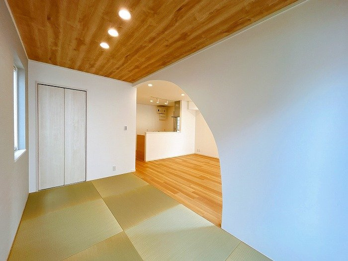 【中古戸建】知立市八橋町大流の和室|【和室4帖】
◆お洒落な空間で収納付きの和室です。
◆リビングと一体化したスペースとしてお子様の遊び場や寝転がるスペースとしても利用できる汎用性の高いお部屋です。　　　　　　　　　　　　　　　　　　　
