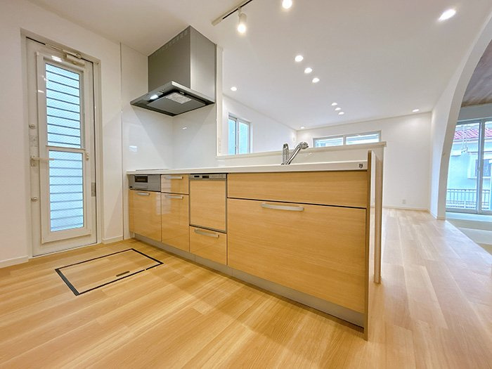 【中古戸建】知立市八橋町大流のキッチン|【キッチン】
◆広々としたキッチンのため家族で並んで料理することが可能◎
◆収納豊富×食洗機付きのシステムキッチンです♪
◆床下収納には飲み物やお米のストックを入れられます。　　　　　　　　　　　　　