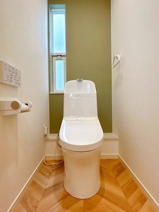 【中古戸建】知立市八橋町大流のトイレ|【高機能トイレ】
◆高機能トイレの多くは便器のフタの開閉が自動であり、使用後に手動で水を流す面倒もなく非常に便利です。スタイリッシュな見た目で、お掃除しやすく、節水効果が高いです。　　　　　　　　　　