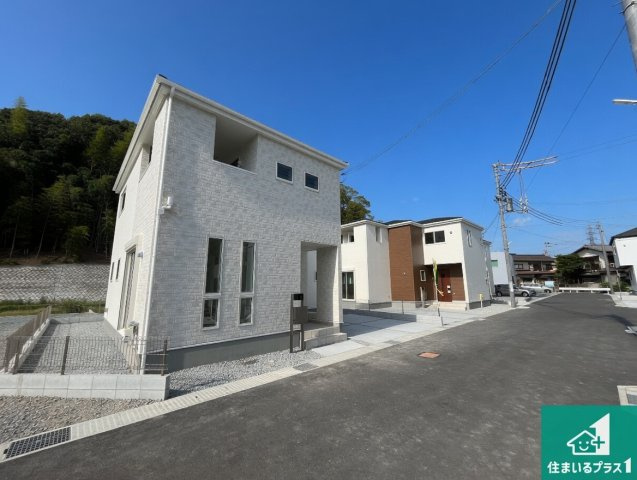 姫路市西庄　第3期　新築一戸建ての前面道路含む現地写真|周辺は閑静な住宅街！前面道路広々で車の出し入れも便利です。駐車が苦手な方でも安心して車庫入れできます！