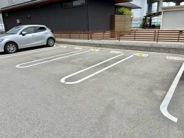 シャーメゾングラン今在家の駐車場