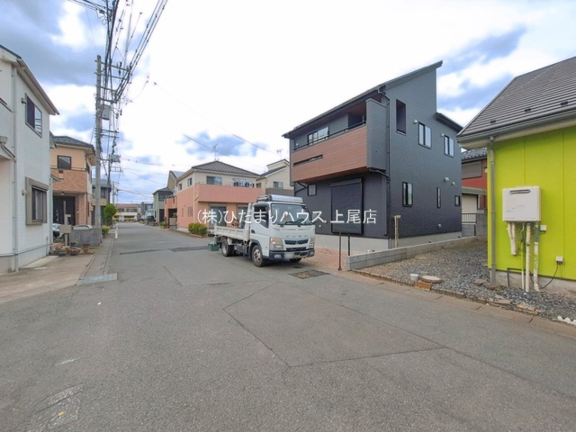 上尾市上平中央2丁目2期　新築戸建　ブルーミング01の前面道路含む現地写真