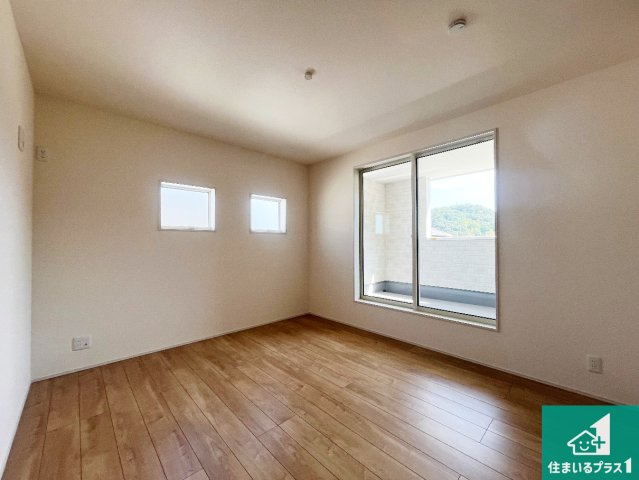 姫路市西庄　第3期　新築一戸建ての洋室|寝室は心地よい眠りについてもらいたくて、シンプルかつ開放的な空間な設計にしています！大きな窓から差し込む日が心地いいです♪