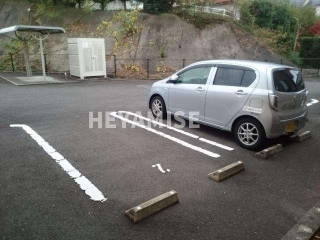 クローバー三城Aの駐車場
