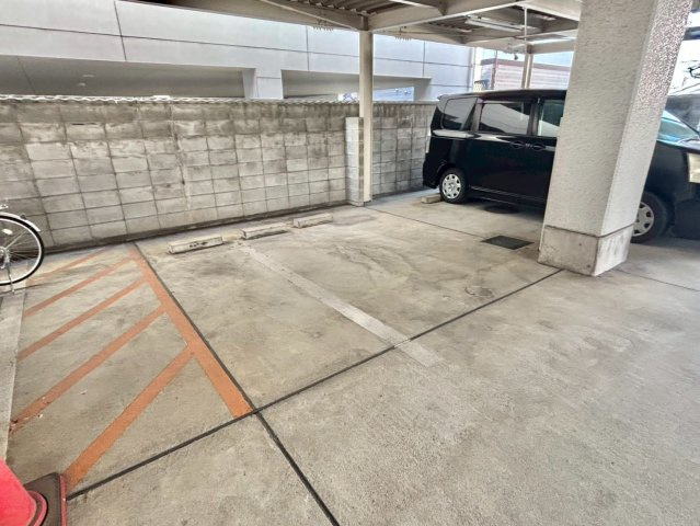 ハッピーコート三宅の駐車場