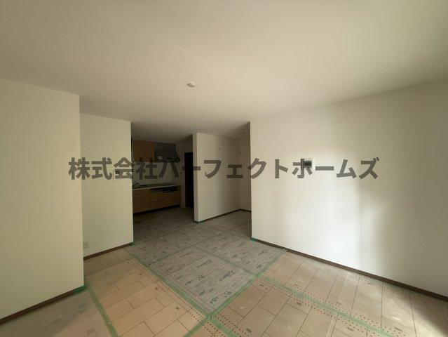 藤阪天神町戸建　賃貸の居間・リビング|おしゃれな居間です