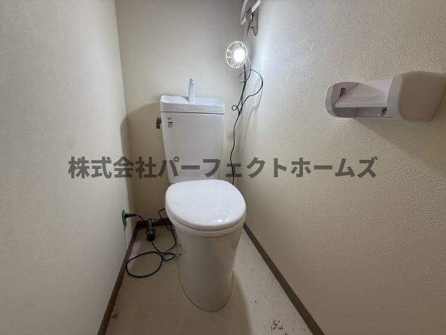 藤阪天神町戸建　賃貸のトイレ|シンプルで使いやすいトイレです