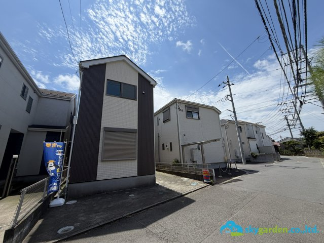 平塚市東真土4丁目　中古戸建の前面道路含む現地写真