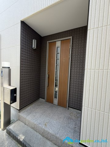 平塚市東真土4丁目　中古戸建の玄関