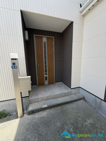 平塚市東真土4丁目　中古戸建の玄関