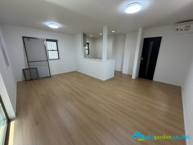 平塚市東真土4丁目　中古戸建の居間・リビング