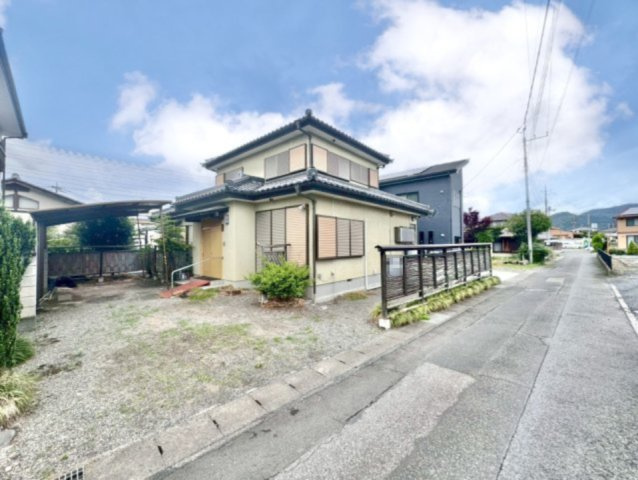 【中古戸建】桐生市境野町7丁目の外観|■外観｜道路幅にゆとりがあることで駐車もしやすく、来客時や複数台利用の際にもストレスを感じにくいのが魅力の一つです♪
