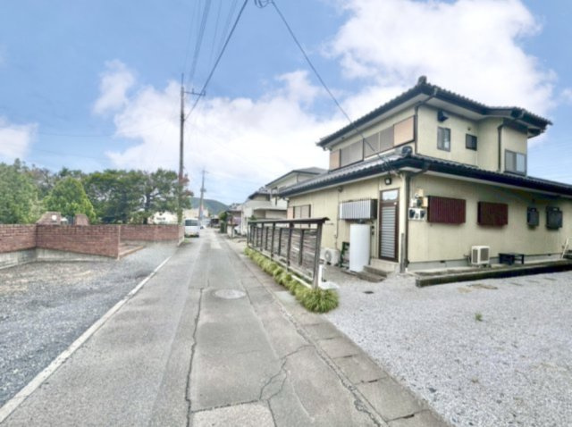 【中古戸建】桐生市境野町7丁目の外観|■外観｜周囲の見渡しが良く、車の出入りの際も安全確認がしやすいため、小さなお子様がいるご家庭でも安心です。