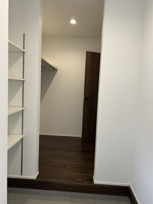 【玄関】 | 泉台４丁目　新築戸建 | シューズインクローゼットがあります。