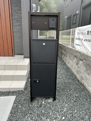 【設備】 | 泉台４丁目　新築戸建 | 宅配ボックス付きでお留守でも安心です。