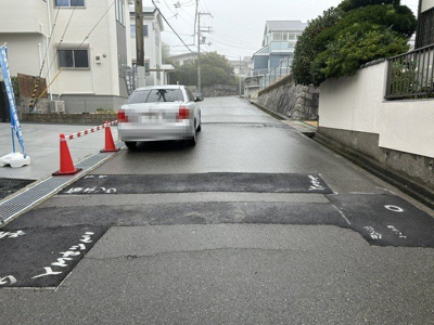 【前面道路含む現地写真】 | 泉台４丁目　新築戸建 | 前面道路との高低差はありません。