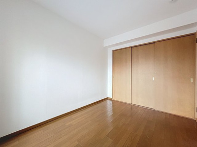 【寝室】 | リーブル末長 | ※同建物ほかのお部屋の写真です。