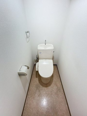 【トイレ】 | リーブル末長 | ※同建物ほかのお部屋の写真です。　温水洗浄便座付ではございません。