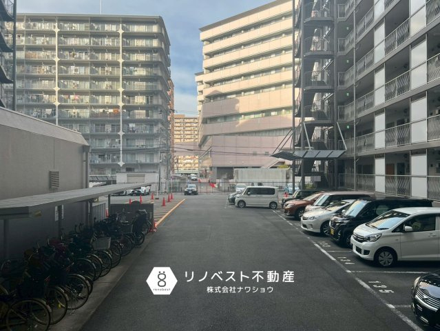 八戸ノ里第3ガーデンハイツA棟の駐車場|【リノベスト不動産】テナント（事業用）物件のご紹介も可能です。事務所移転・新規開業等お気軽にご相談ください♪
