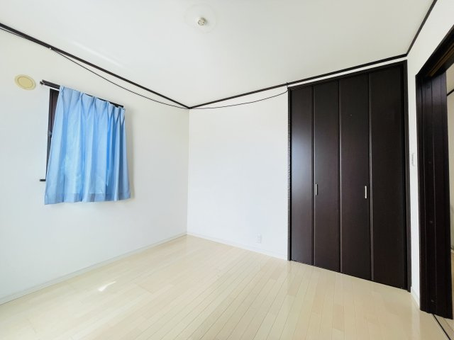 岡崎市坂左右町の洋室|豊富な数のクローゼットには、衣類、日用品、家族の思い出まで大切に保管できます♪