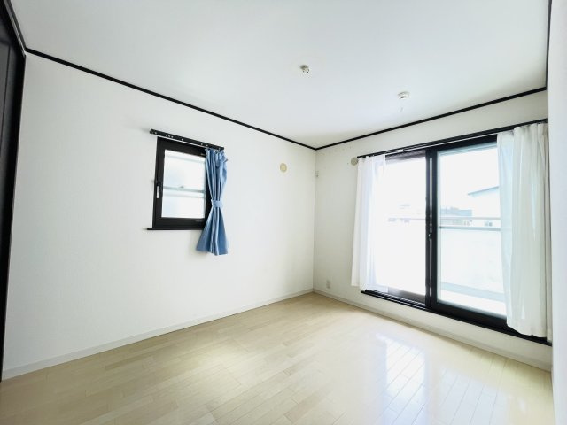 岡崎市坂左右町の洋室|大きな窓からたっぷりと陽光が注がれる明るい空間です。