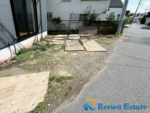 新築戸建　茅ヶ崎市東海岸北5丁目の前面道路含む現地写真|お子様の自転車やバイクの置場を確保できるゆとりのスペース