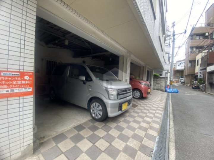 ファースト小阪の駐車場