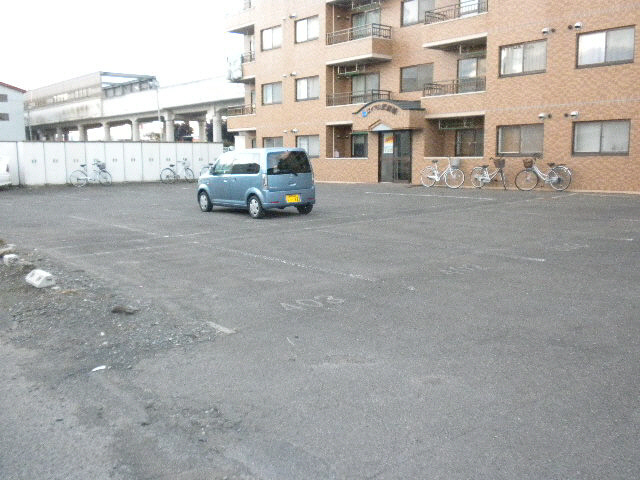 ロイヤル弐番館の駐車場