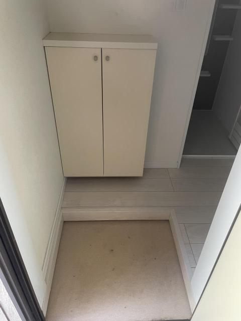 ヒルズ反町Ａ棟の玄関