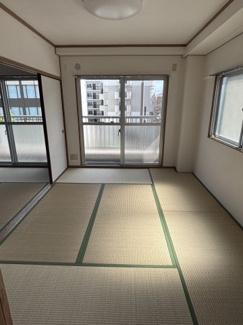 【子供部屋】 | 竹川ビル  | 腰窓が有り、明るいお部屋になっております。