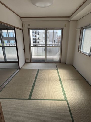 【子供部屋】 | 竹川ビル  | 腰窓が有り、明るいお部屋になっております。