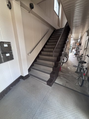 【エントランス】 | 竹川ビル  | お部屋へ上がる階段です。