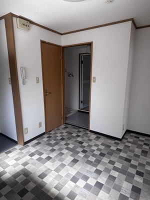 【内装】 | 竹川ビル  | トイレと洗面所につながります。
