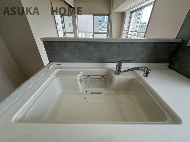 東神奈川ダイヤモンドマンションのキッチン|キッチン・人気の人工大理石調のシンク。ワークトップとの一体とお手入れにしやすさが魅力的です。