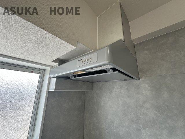 東神奈川ダイヤモンドマンションのキッチン|お手入れが楽な壁紙と色をシンクロさせることで視覚的なノイズを一掃。綺麗に使えますね。