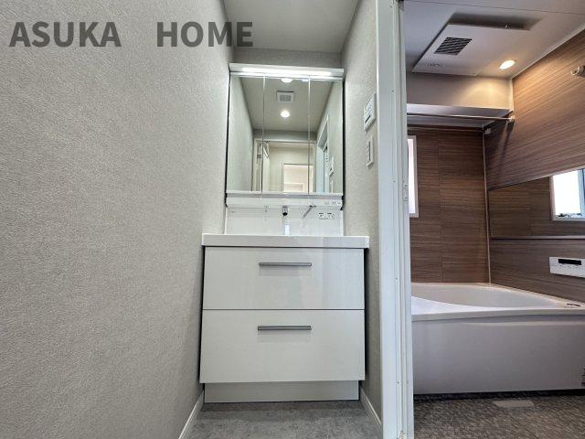 東神奈川ダイヤモンドマンションの独立洗面台|限られたスペースにもすっきり収まり、空間を広く使えるコンパクトな独立洗面台。機能的で掃除も快適です。