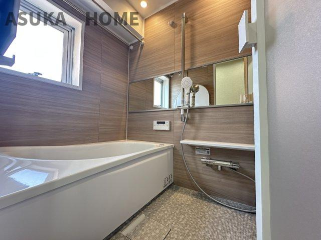 東神奈川ダイヤモンドマンションの浴室|バスタブに手すり付き、浴槽の出入りの時や意外と浴室掃除にあると便利です。窓がついてるので換気も◎

