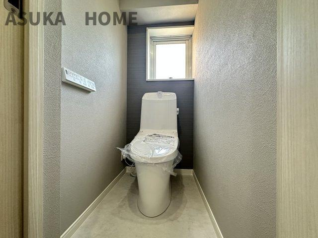 東神奈川ダイヤモンドマンションのトイレ|温水洗浄便座の最新トイレ設備です。トイレ上部には窓があるので換気、衛生面も◎