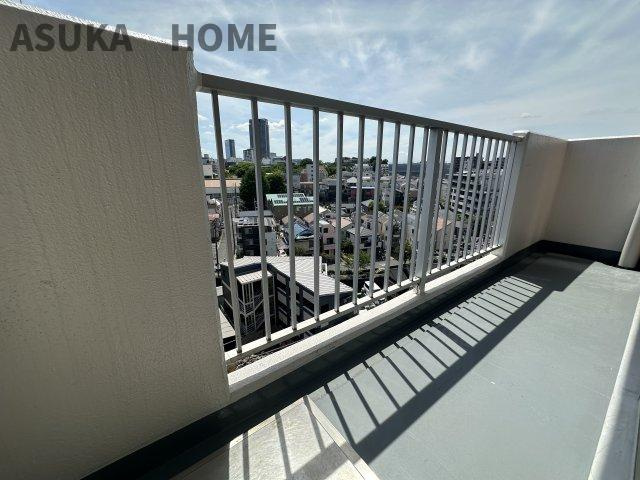 東神奈川ダイヤモンドマンションのバルコニー|見晴らしのよいバルコニー。干したシーツはお日様の温もりを感じる気持ち良い仕上がりになりそうですね。